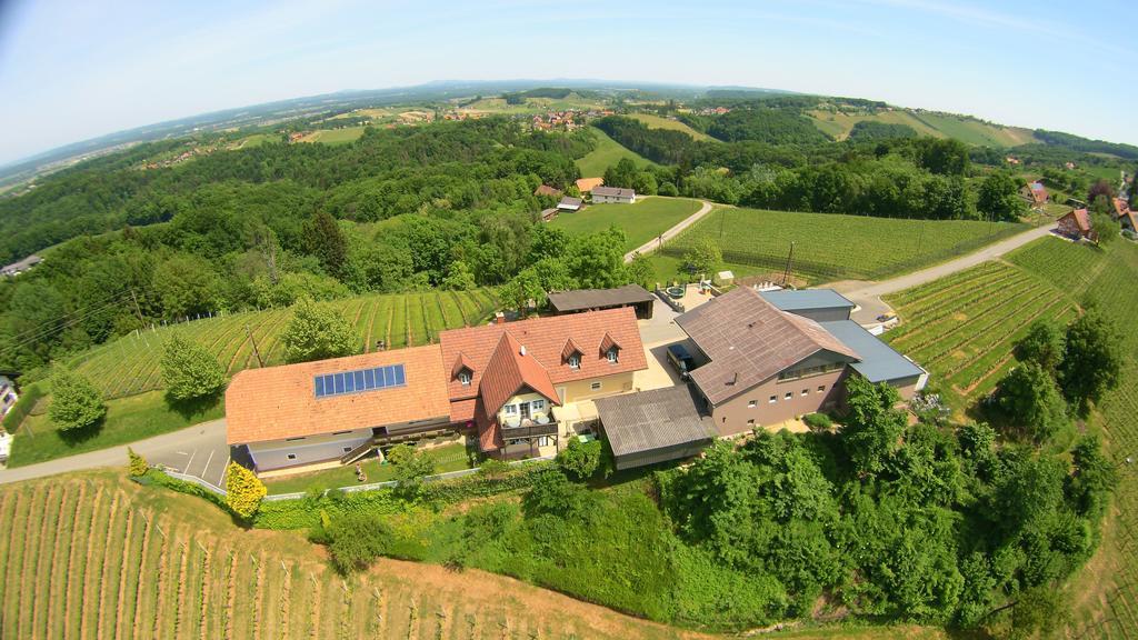Weingut Gaestezimmer Gruber Ehrenhausen Buitenkant foto