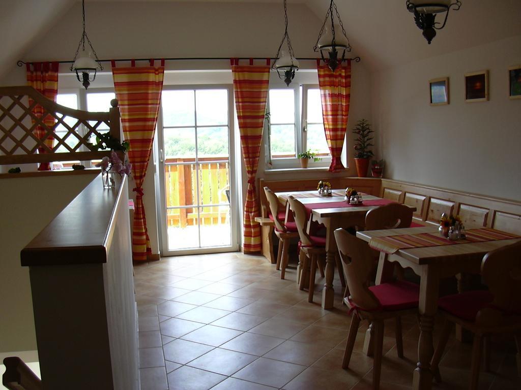 Weingut Gaestezimmer Gruber Ehrenhausen Kamer foto