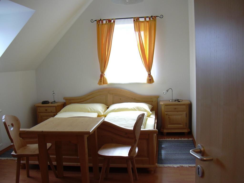 Weingut Gaestezimmer Gruber Ehrenhausen Kamer foto